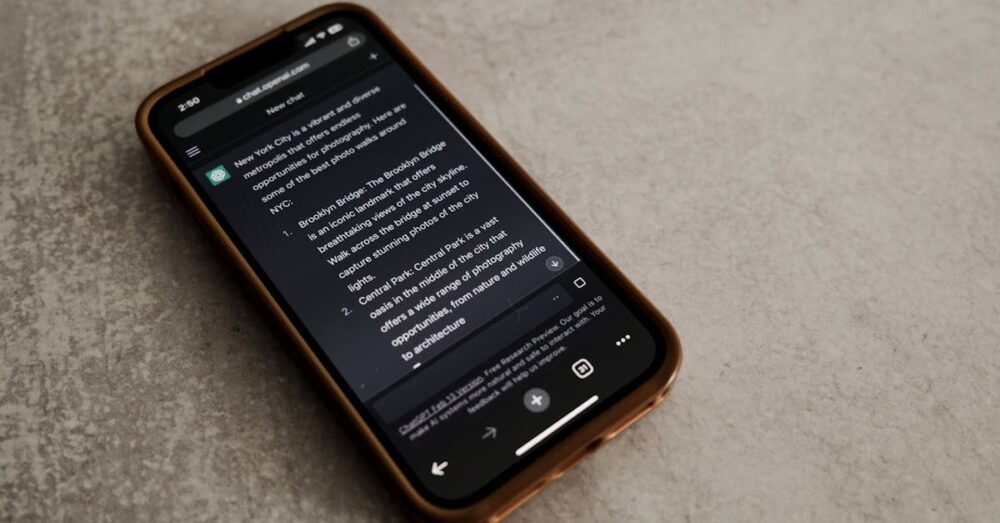 外出先でスマートフォンに向かって小声で話し、AIが音声を正確に捉えて波紋のように広がるイメージ