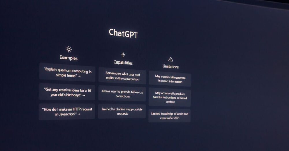 Google AntigravityのAIエージェントが、空中に浮かぶホログラムのようなUIとコードを自律的に組み立てている近未来的なイメージ。