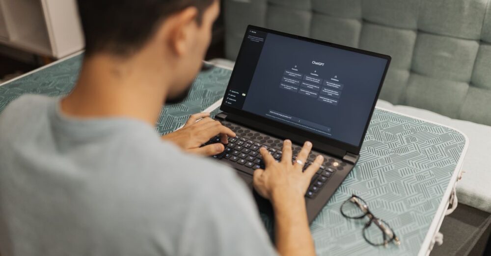 OpenClawがパソコンやチャットアプリを駆使して、YouTube台本の作成やスケジュール管理、ファイルの整理などの多種多様なタスクを自動でこなしている様子を表現したイメージ画像です。