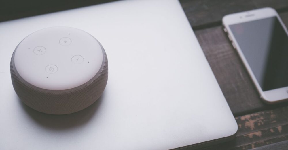 Qwen3-TTSの多彩な音声再現機能について解説した図解やイメージ