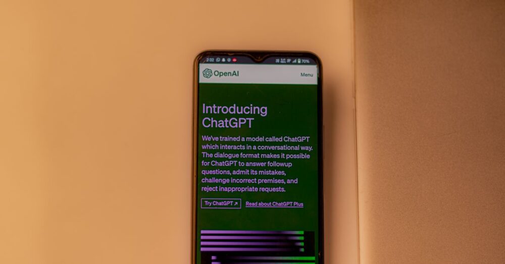 ChatGPT Goのスマホアプリを使いこなし効率的に業務を行う様子
