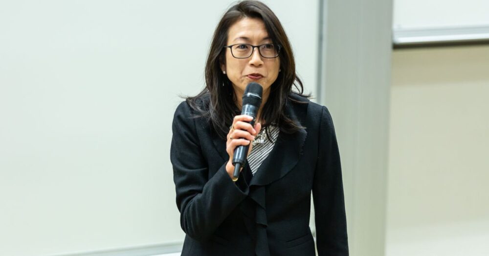 南場智子会長がDeNAの全社AI化に向けて強い意思を示す姿を象徴するイメージ