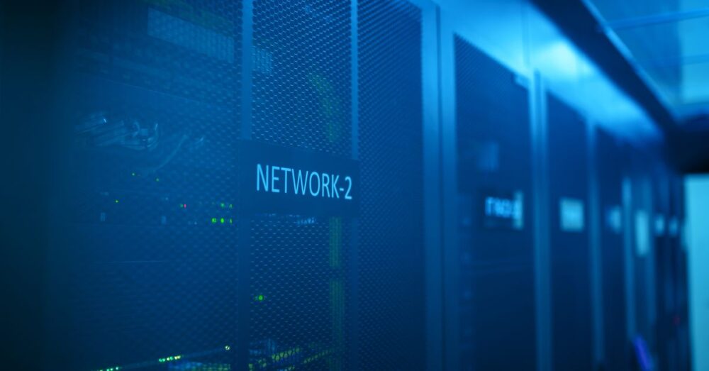 信頼性と安定性を象徴する、整然としたサーバーとデジタルデータの流れを表現した抽象画
