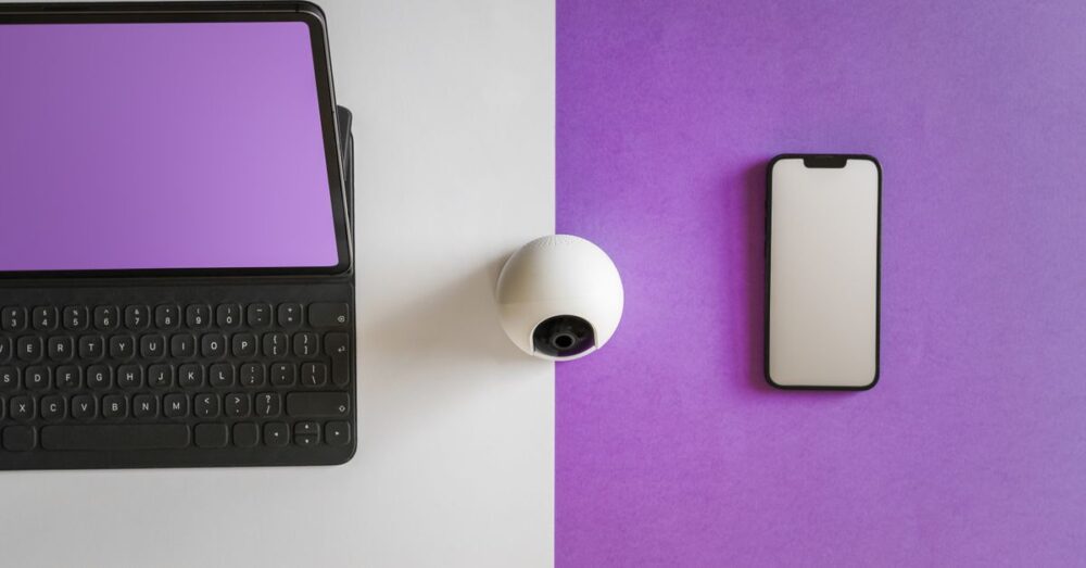 スマートフォンとノートPCが同期し、AI音声入力データがスムーズに連携している洗練されたオフィスのイメージ