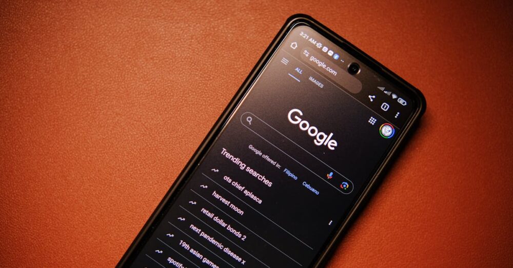 Google StitchからFigmaへデザインがエクスポートされる様子と、Variationsエンジンによって複数のカラーテーマやレイアウト案が並列で生成されている画面。
