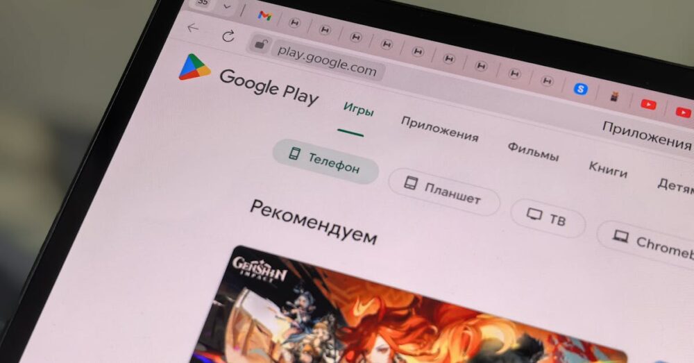 Google Stitchの設定画面でセキュリティとプライバシーオプションを選択しているイメージ。盾のアイコンとデータ保護を象徴するグラフィック。