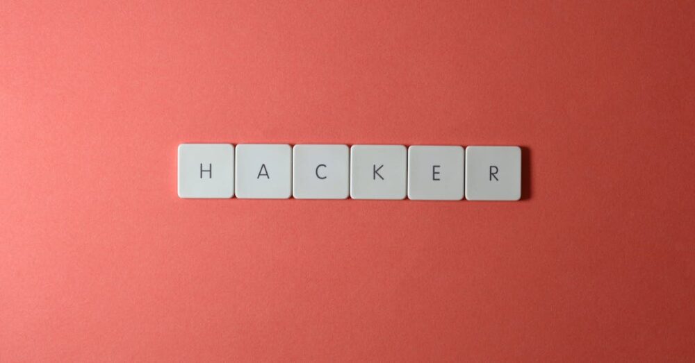 キーボード上の南京錠アイコンとデータのプライバシー保護を象徴するサイバーセキュリティのイメージ