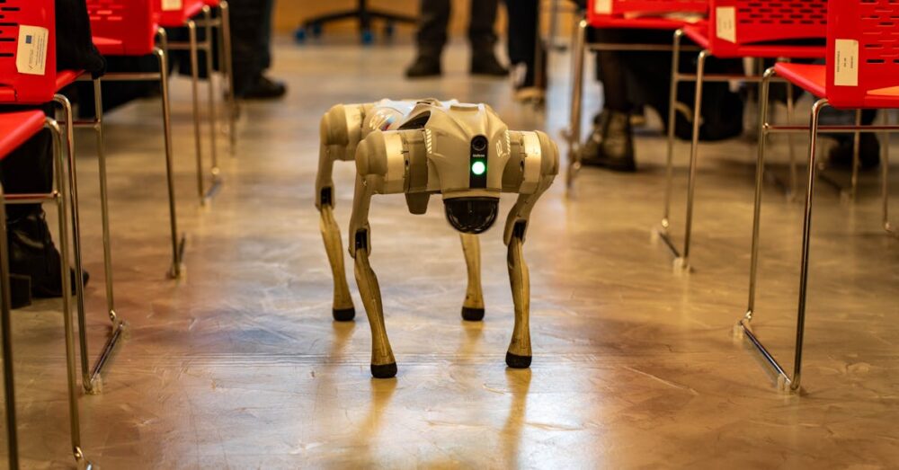 GeminiとNotebookLMを使ったFAQ自動化の仕組みを示す図解