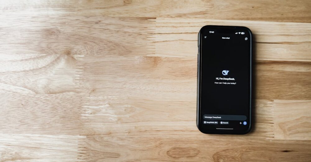 スマートフォンとノートPCが同期し、AI音声入力データがスムーズに連携している洗練されたオフィスのイメージ