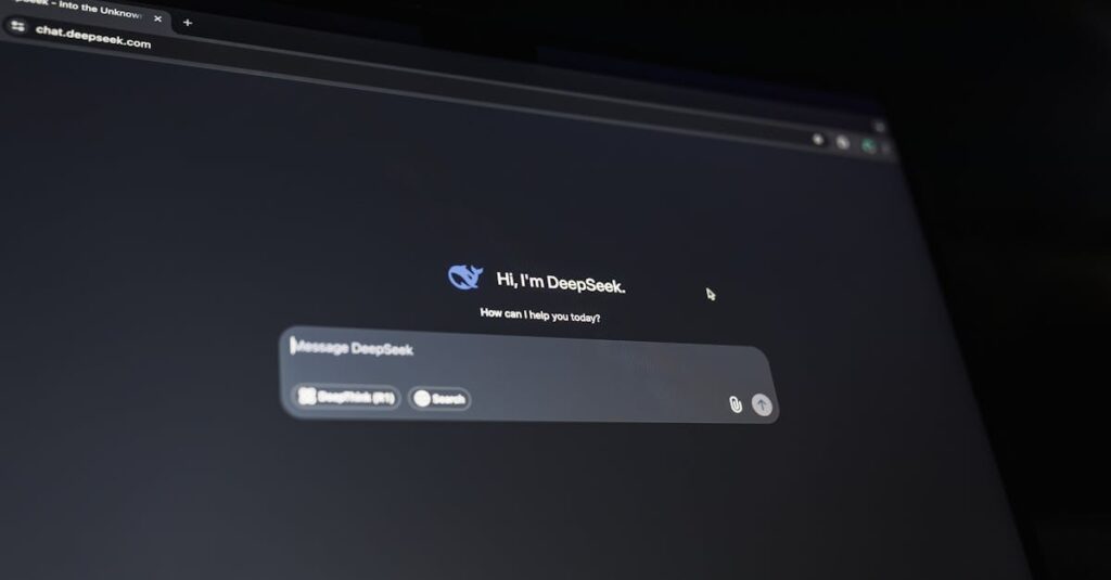 Google AntigravityのAIエージェントが、空中に浮かぶホログラムのようなUIとコードを自律的に組み立てている近未来的なイメージ。