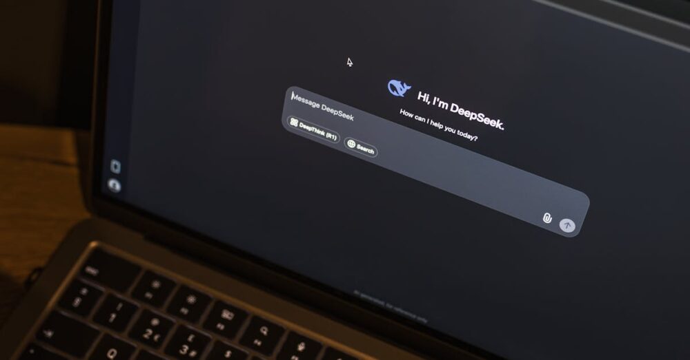 24時間365日稼働するAIエージェントのイメージ。宇宙ロブスターのキャラクターをモチーフにした、近未来的な自分専用のAI秘書がデジタル空間で働く様子を表現しています。