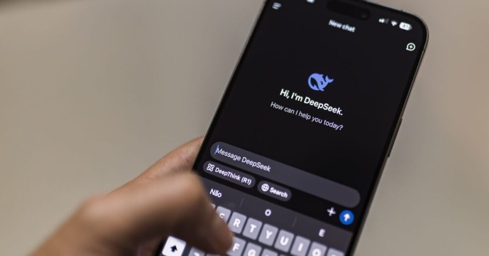 ChatGPT Goのスマホアプリを使いこなし効率的に業務を行う様子