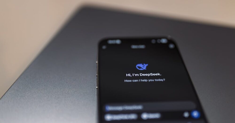 散歩をしながらスマートフォンのGemini Liveを使って音声でAIに相談をしているリラックスした社会人の様子