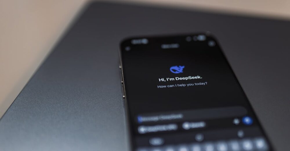 外出先でスマートフォンに向かって小声で話し、AIが音声を正確に捉えて波紋のように広がるイメージ