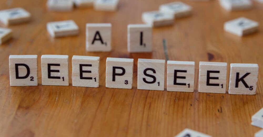 チームでGeminiとNotebookLMを活用し、AIを取り入れた業務効率化を行う様子