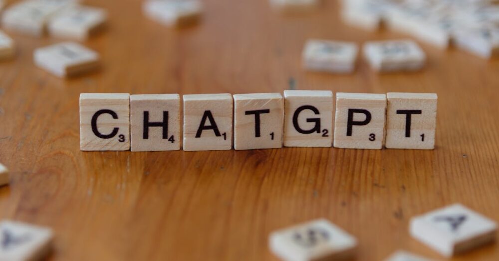 進化したAIモデルGPT-5.2の「脳」をイメージした画像。3つのモード（Auto, Instant, Thinking）が黄金の光とともに融合し、より高度な知能へと昇華していく様子を象徴的に表現しています。