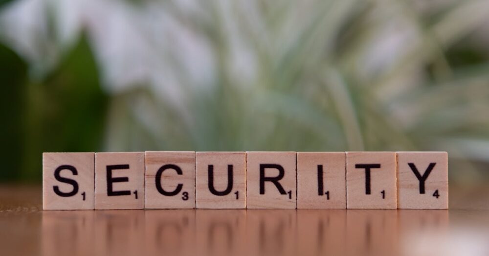 AIエージェントを安全に利用するためのセキュリティイメージ。シールドや鍵のアイコンを用いて、大切なデータを守りながらAIを活用する安心感を表現しています。