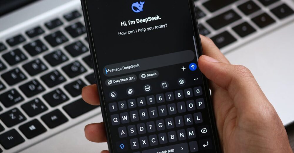 スマートフォンを操作しAIを活用して生産性を向上させているビジネスパーソンの手元のイメージ
