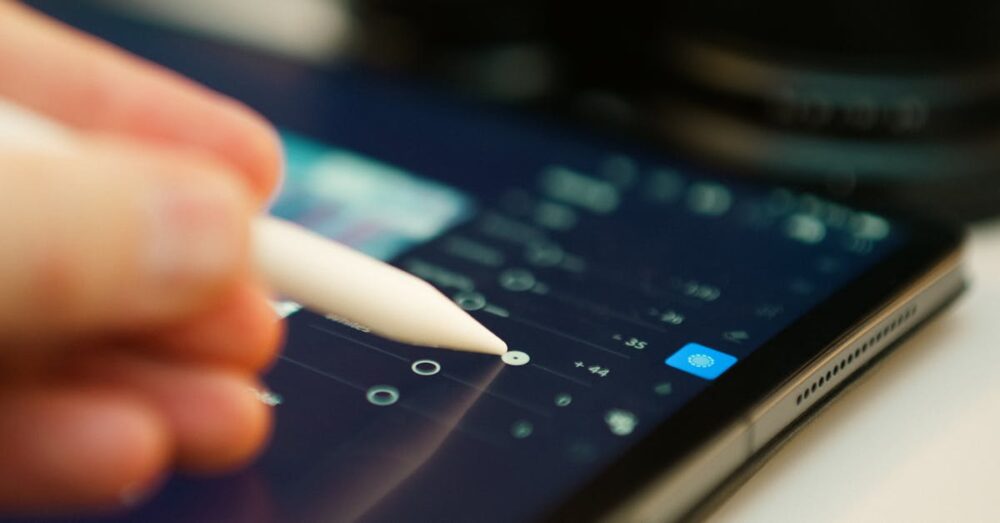 デジタル端末を使いこなしながらAIとの共存を楽しむ50代のベテラン社会人のイメージ画像