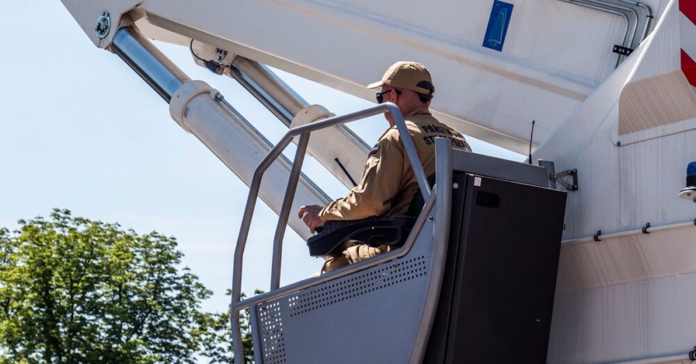 AIという強力な翼を得て、ビジネスの新たな高みへと到達しようとしている社会人のイメージ