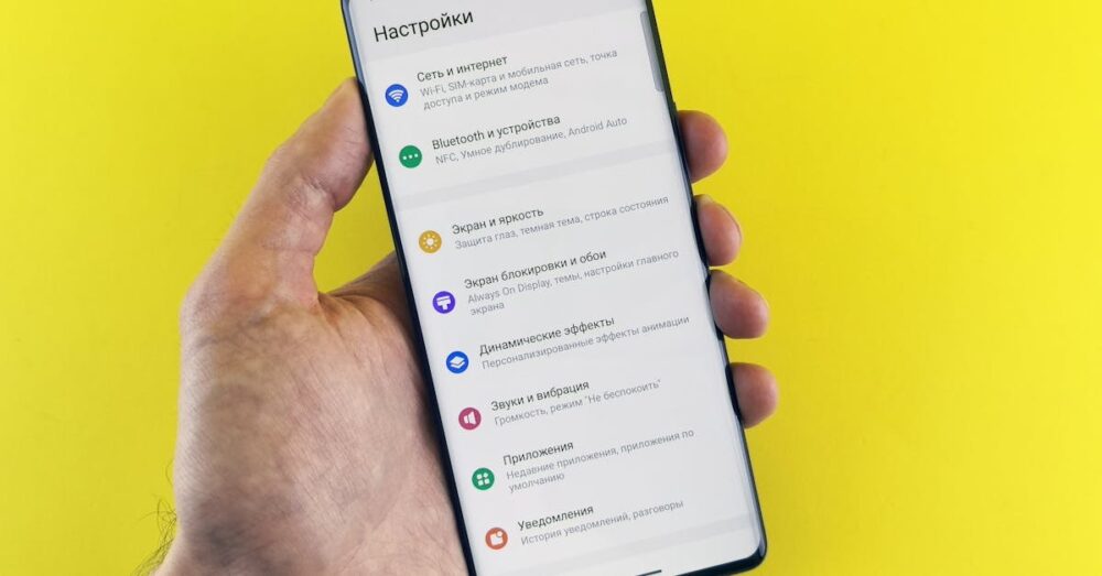広告のない静寂な環境で、集中してAIと対話するユーザーの思考プロセスを視覚化したイメージ画像