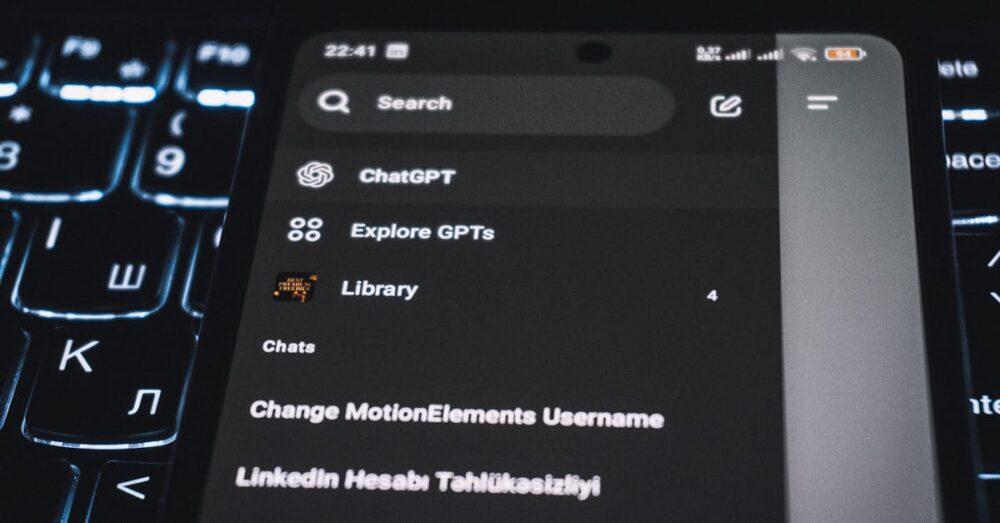 OpenClawの初期設定画面のイメージ。SlackやLINEなどのアプリと連携し、AIの名前や性格を自分好みにカスタマイズできるワクワク感を表現しています。
