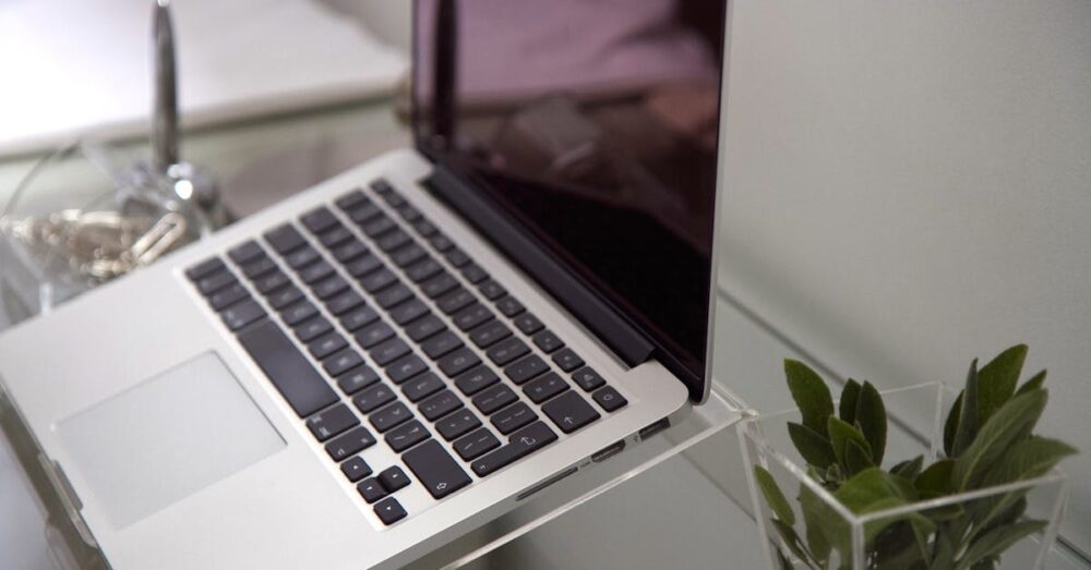 自分専用にカスタマイズされたAIと共に、晴れやかな気持ちで仕事に取り組む未来のデスク環境