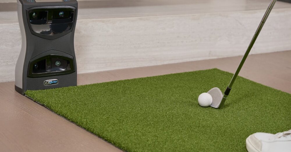 GarminのゴルフウォッチとHUAWEI WATCH GT 6 Proを比較したイメージ。両者の特徴が視覚的に示されている。