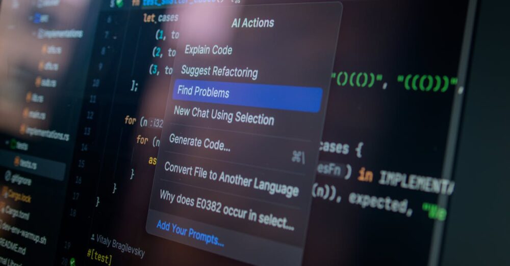 AIが生成したECサイトのソースコードと、横に並べられた法的書類やセキュリティチェックリストを、開発者が真剣な表情で確認している様子。