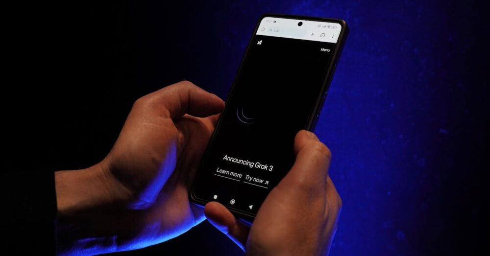 スマートフォンを操作しAIを活用して生産性を向上させているビジネスパーソンの手元のイメージ