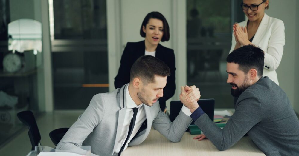 AIを活用して効率的に仕事を進める人と、そうでない人の間にあるビジネス上の競争を表現したイメージ