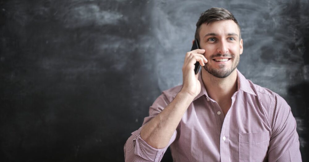 AIを最高の学習パートナーとして迎え入れ、情報の大海原を自信を持って進むビジネスパーソンのイメージ