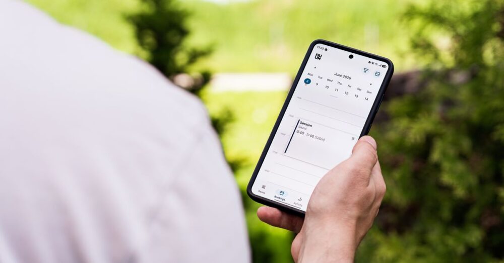 GmailとGoogleカレンダーがAI連携し、スマホでスマートに予定を管理するビジネスパーソンの手元