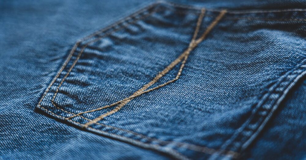 Google StitchからFigmaへデザインがエクスポートされる様子と、Variationsエンジンによって複数のカラーテーマやレイアウト案が並列で生成されている画面。