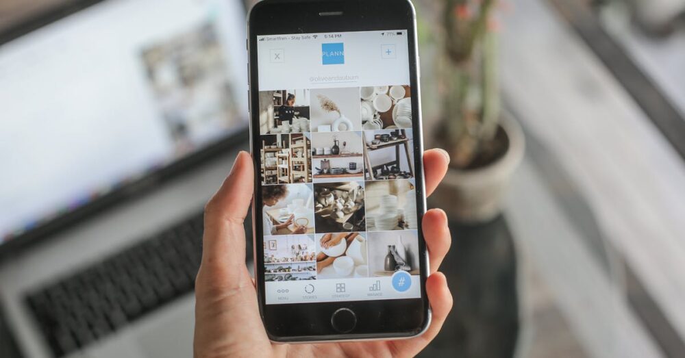 SNSの画面越しに、AIの進化について議論し、悲喜こもごもな反応を見せる世界中のユーザーたちの様子をイメージした、明るく活気のあるデジタルアート。