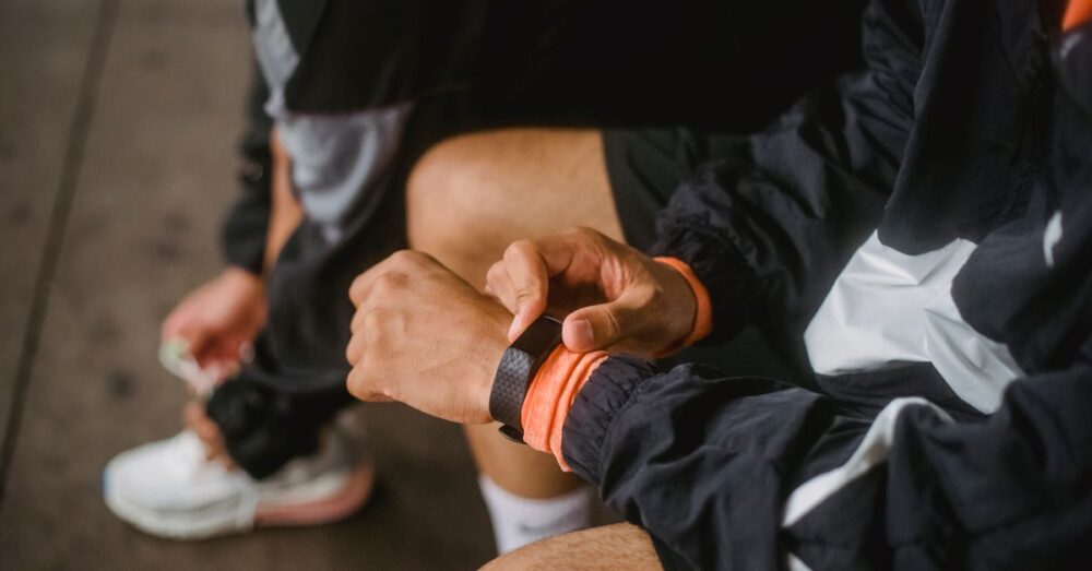 HUAWEI WATCH GT 6 Proを使用してランニングやフィットネスを行っている様子。日常とスポーツの両立を示すスマートウォッチの活用例。