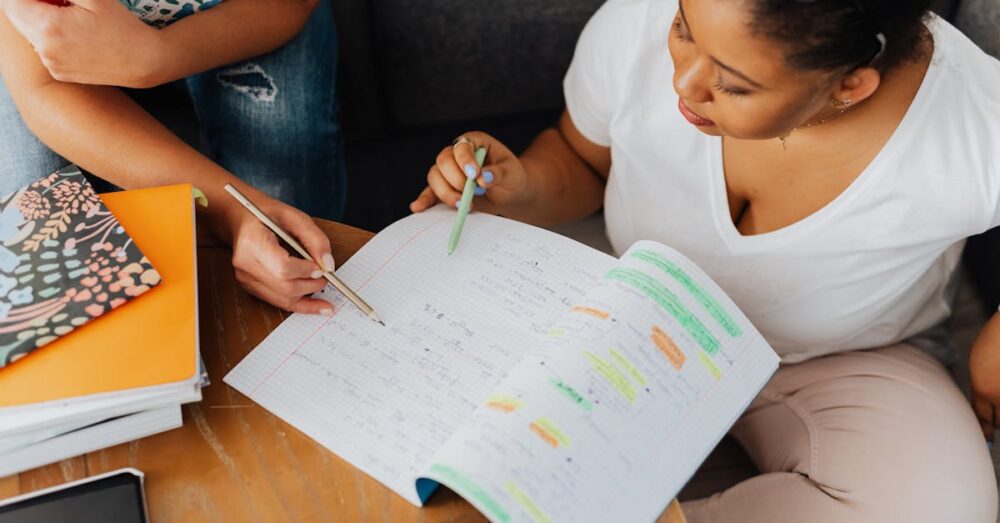 タブレットを使い、AIのガイドを受けながら新しい学習や趣味に没頭する落ち着いた大人の姿