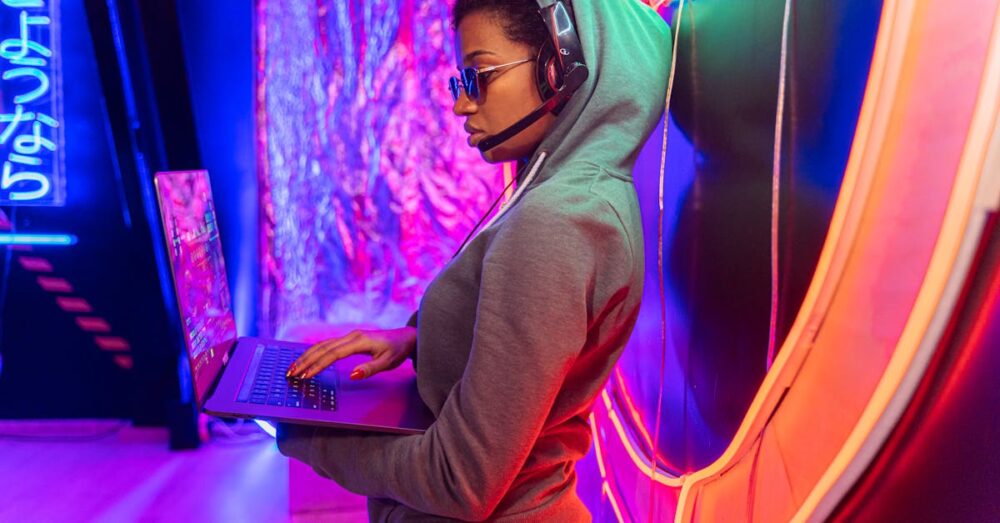 ビジネスデータの保護とAIセキュリティの概念を表す、信頼感のあるデジタルシールドのイメージ