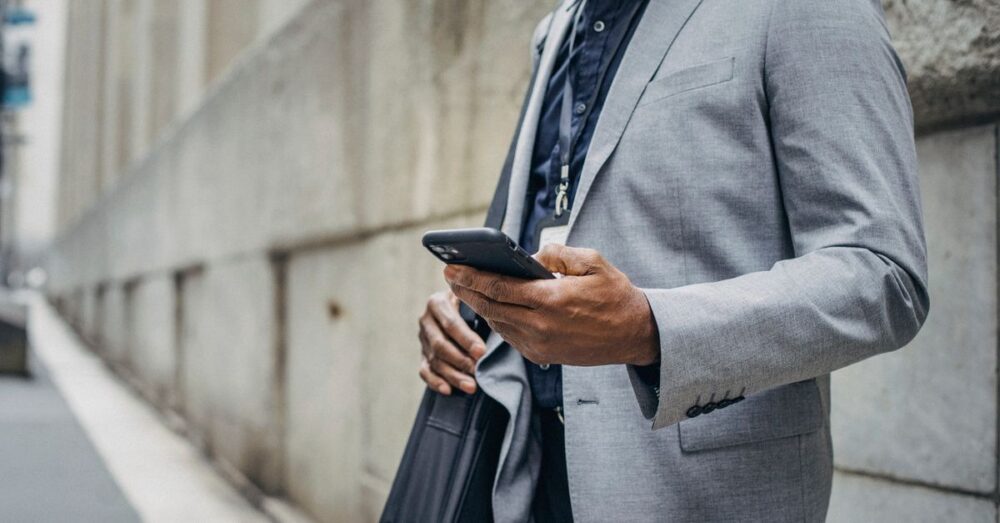 GmailとGoogleカレンダーがAI連携し、スマホでスマートに予定を管理するビジネスパーソンの手元