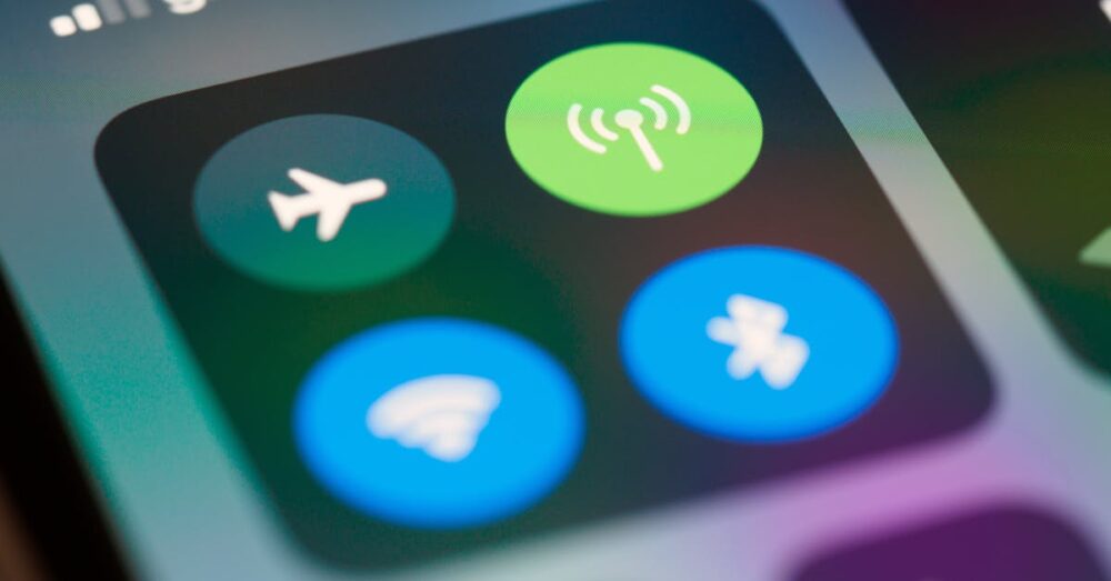 静寂な書斎のような、ノイズのない環境で創造的な思考をサポートするAIインターフェースのイメージ