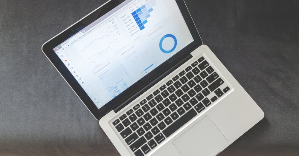 複雑なデータが整理され、上昇傾向を示すグラフとAIによる分析結果がスマートに表示されている画面