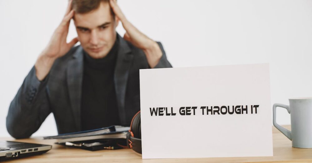 朝日が差し込むオフィスで希望を持って新しい働き方を迎えるベテラン会社員の背中。AIとの共存を象徴。