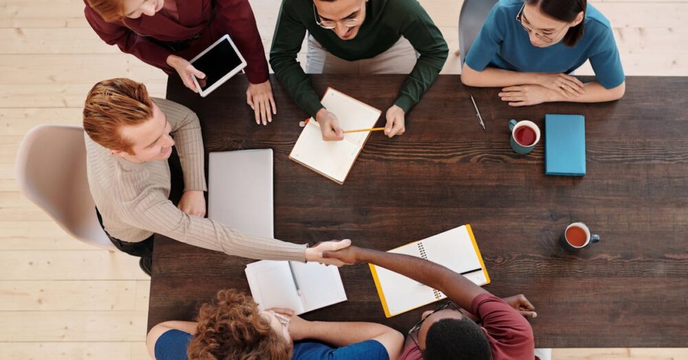 ビジネスパーソンがAIの知識をチームに共有し、現場の業務効率化をリードしているイメージ