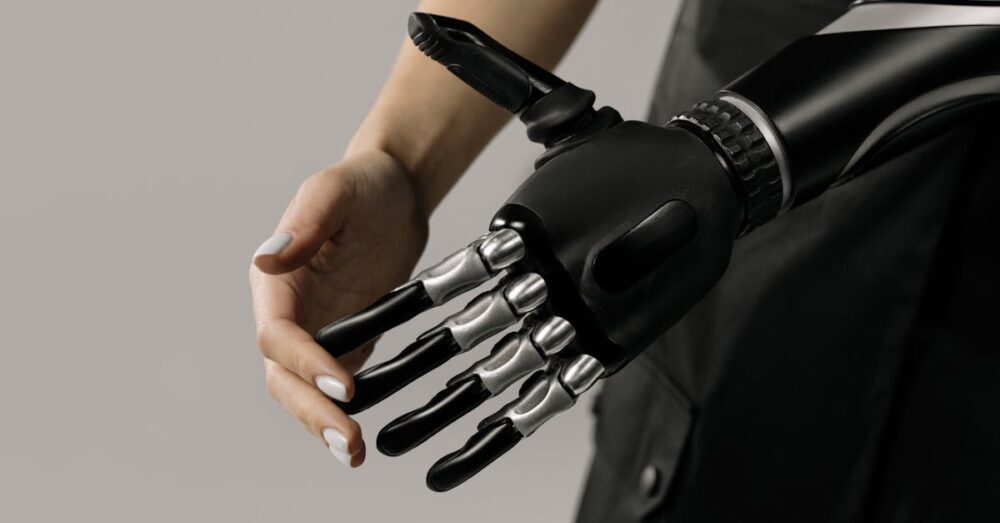 人間とAIロボットの手が協力し、光り輝く複雑なデータアートを空中で創り出している様子。多様な人々が笑顔で見上げ、テクノロジーと自然が調和した未来都市が背景に広がる。