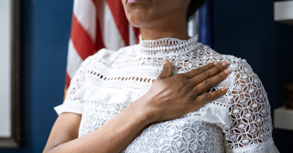 同じ職種内でも、AIによって価値が上がる役割と下がる役割の具体例を比較し、人間に残る付加価値の重要性を示す図解イメージ。