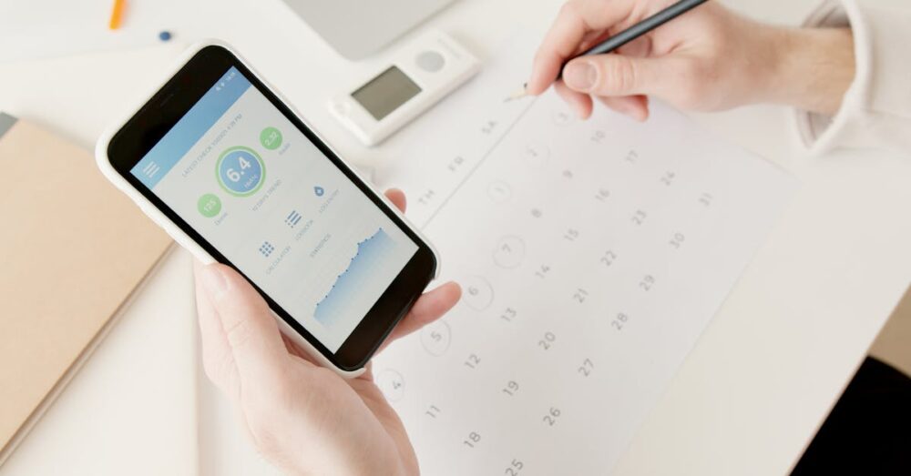 GmailとGoogleカレンダーがAI連携し、スマホでスマートに予定を管理するビジネスパーソンの手元