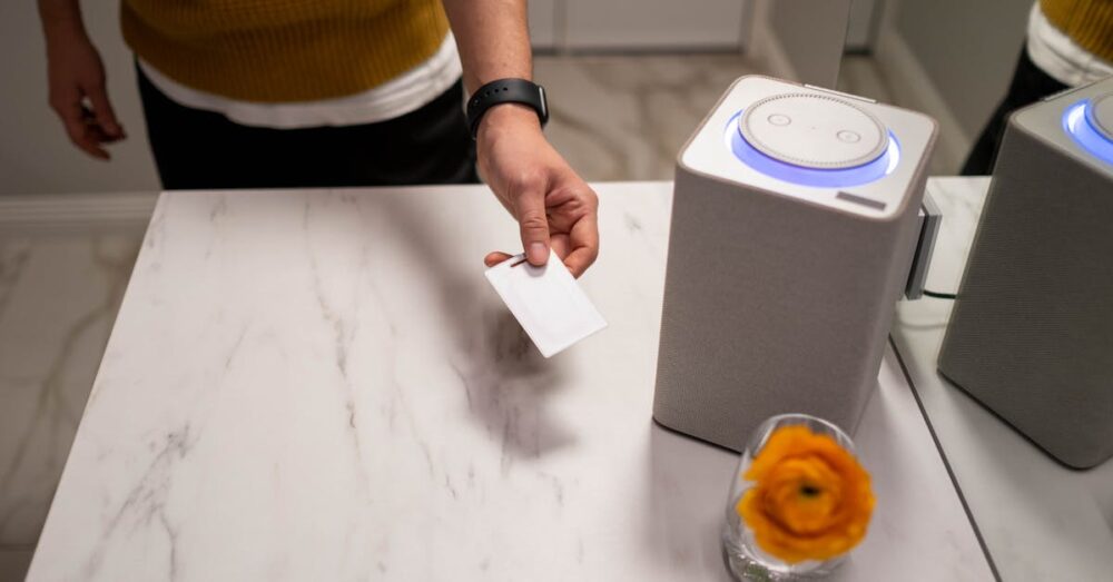 Qwen3-TTSの使い方とHugging Faceからのダウンロード方法の解説図