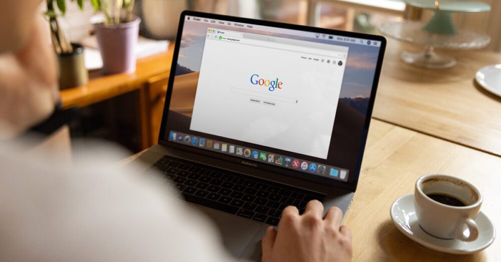 GoogleドライブやGmailのアイコンが浮かぶ中、AIが瞬時に目的の情報を探し出しているイメージ図