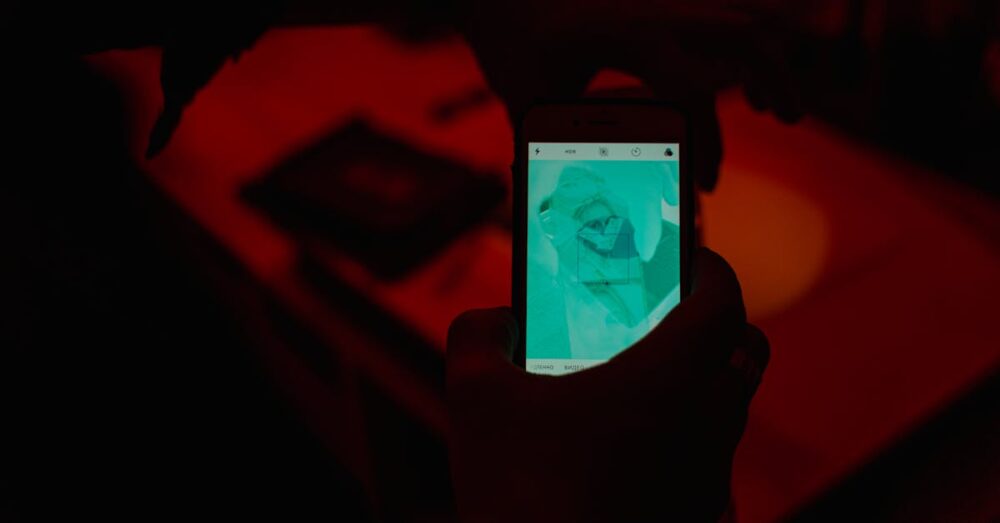 スマートフォンの画面越しに広がる、明るく開けた未来の都市の風景。AI技術が人々の生活をより豊かで知的なものへと導くイメージを象徴している。