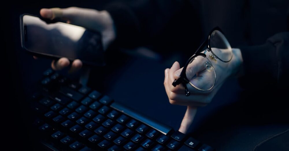 カフェで落ち着いてスマートフォンの画面を操作し、AIへの指示文（プロンプト）を入力している様子。自分好みにAIをカスタマイズするクリエイティブな時間を表現している。